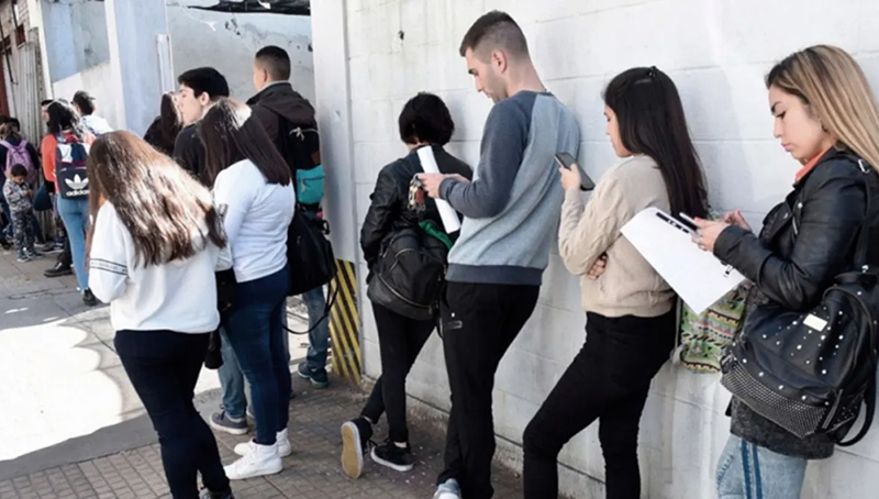 Pega desempleo a jóvenes
