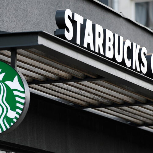 Acciones de Starbucks suben tras pronóstico de crecimiento del 3% del CEO