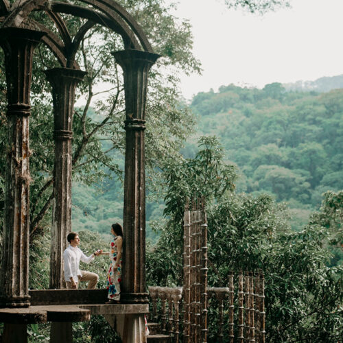 Entre cascadas y esculturas, un viaje para dos al corazón del surrealismo