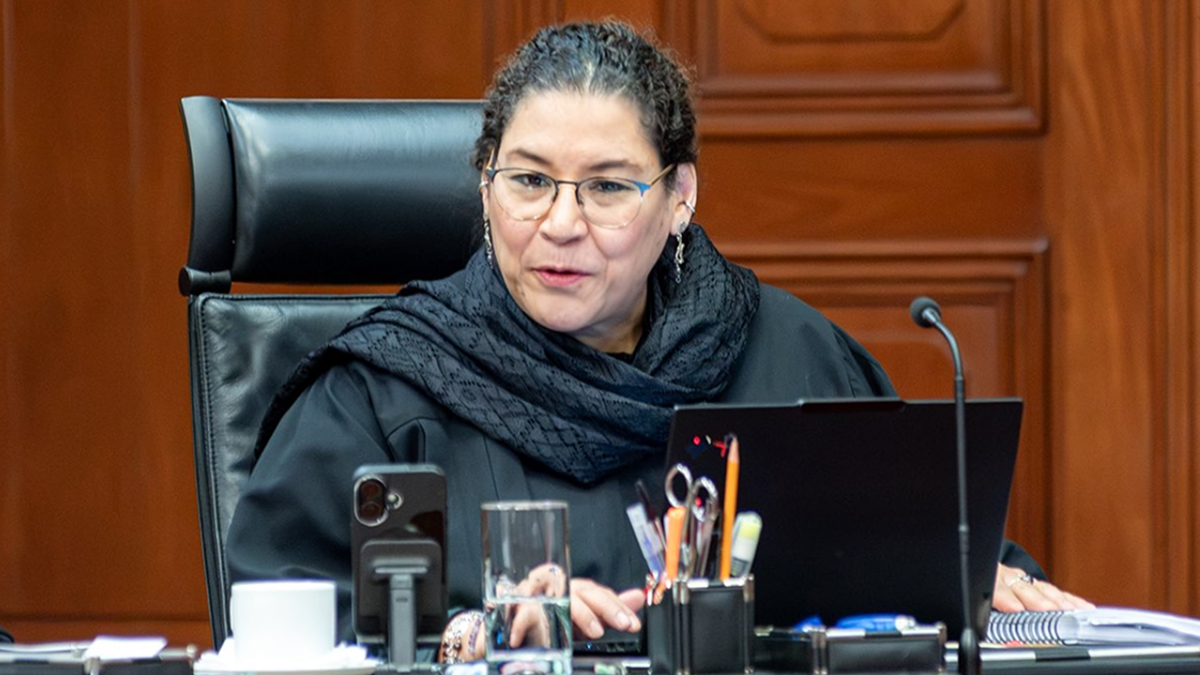 Ni con sus 94 asesores, Lenia Batres da una; por sí sola genera confusión y dislates
