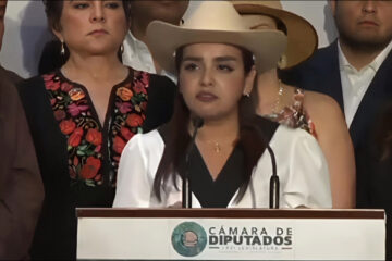 Oportunistas quieren vestir a Grecia Quiroz de naranja