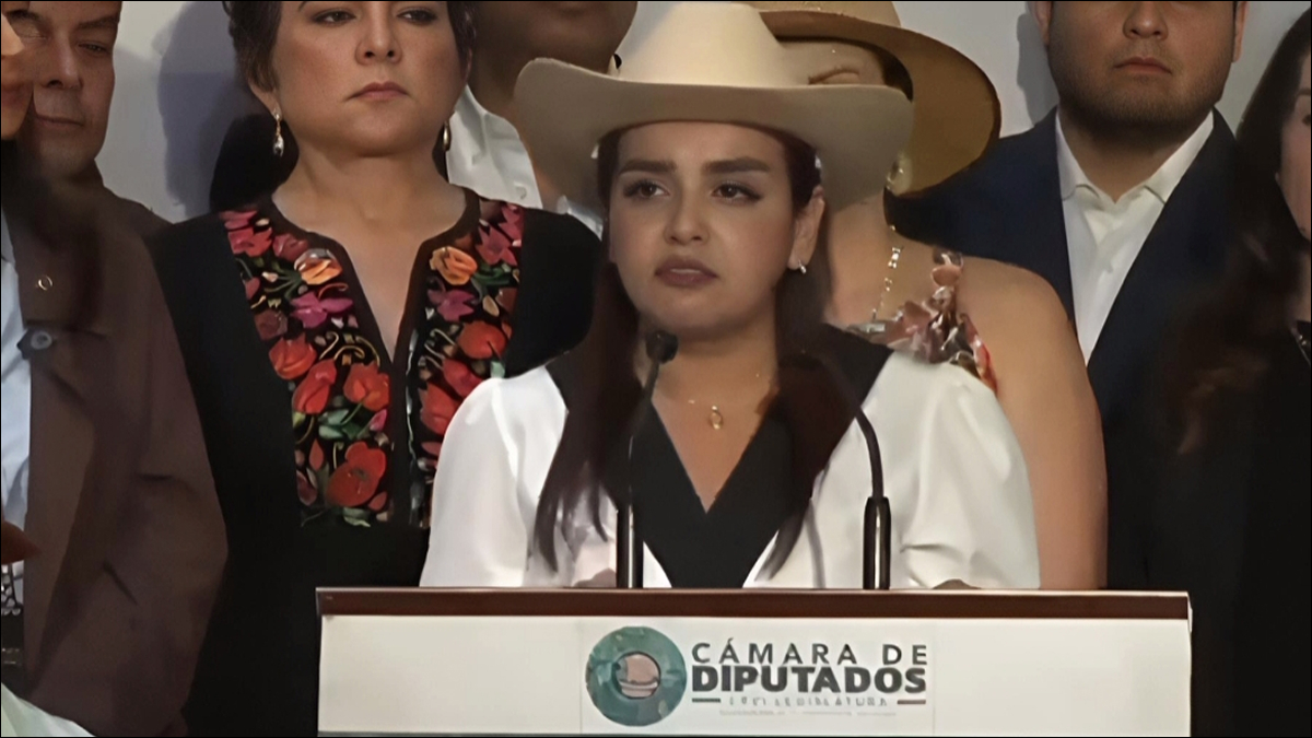 Oportunistas quieren vestir a Grecia Quiroz de naranja
